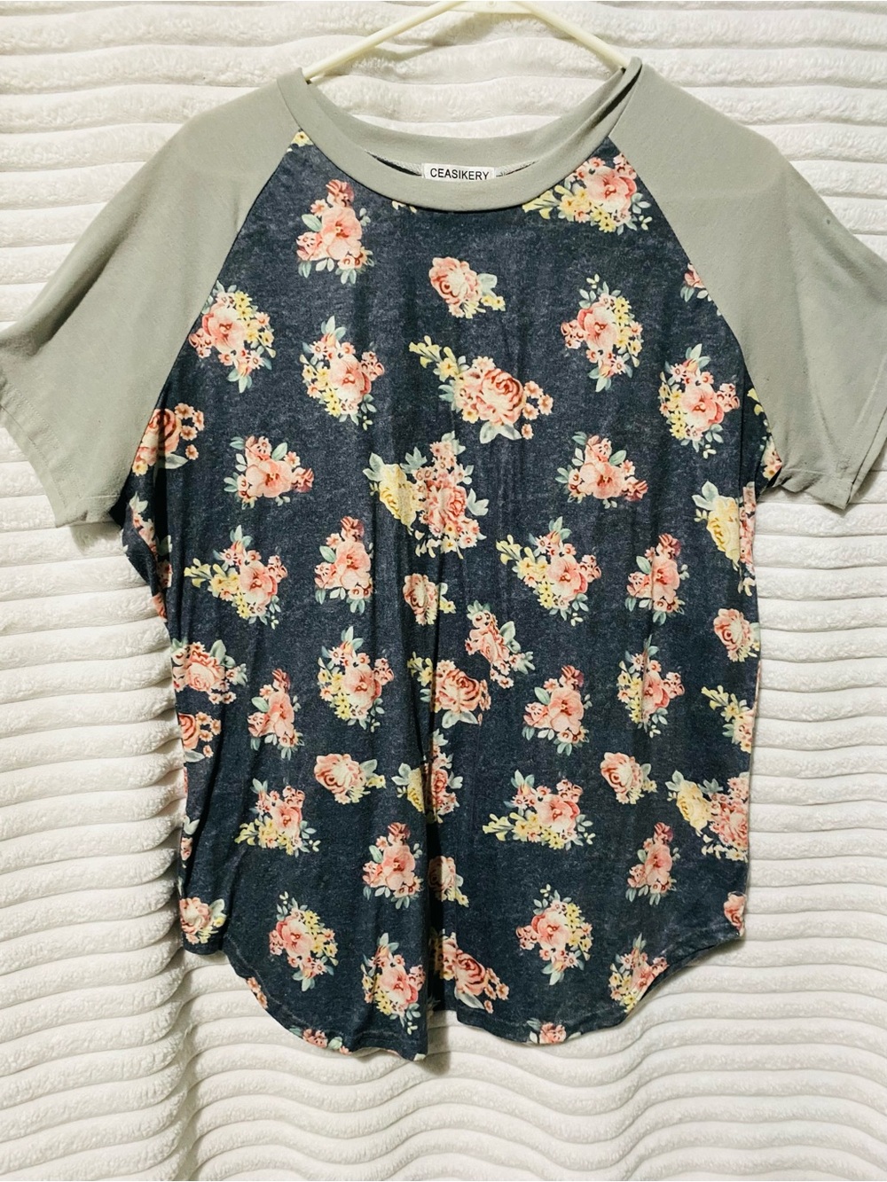 Ceasikery Floral Raglan Tee in Navy Floral and Gray